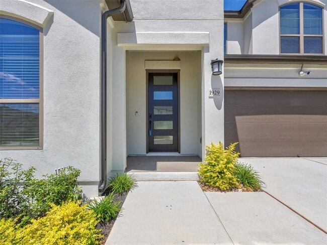 Photo - 1929 Montella Wy