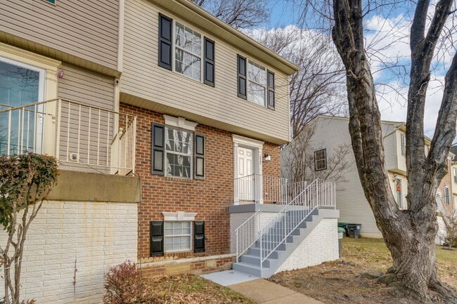 Building Photo - 313 Mews Ct