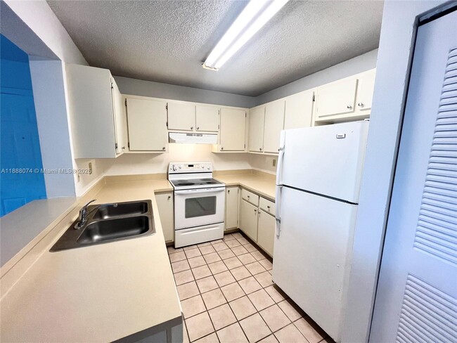 Building Photo - 350 Palm Cir W Unit 207