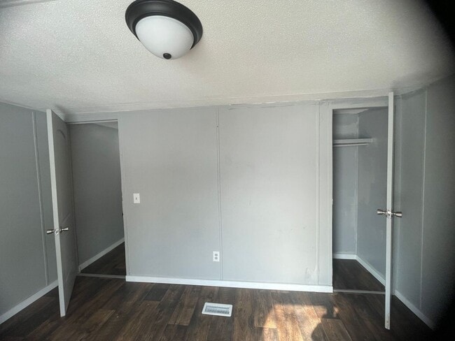 Photo - Country living with spacious front and backyard - 3 beds/ 2bath available now