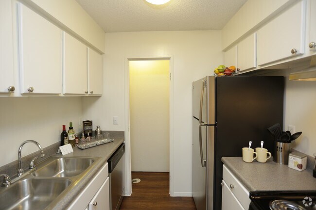 1BR, 1BA - 650 SF