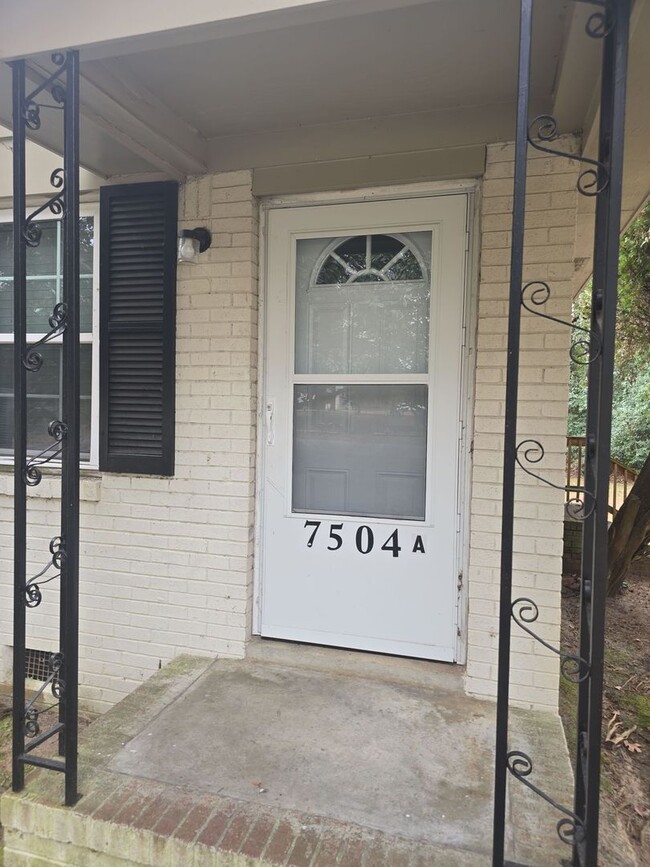 Building Photo - 1 bed 1 bath duplex Right off Garners Ferry Minutes from all the shopping and dinning