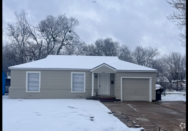 Building Photo - 1203 Pecan Ave Rental