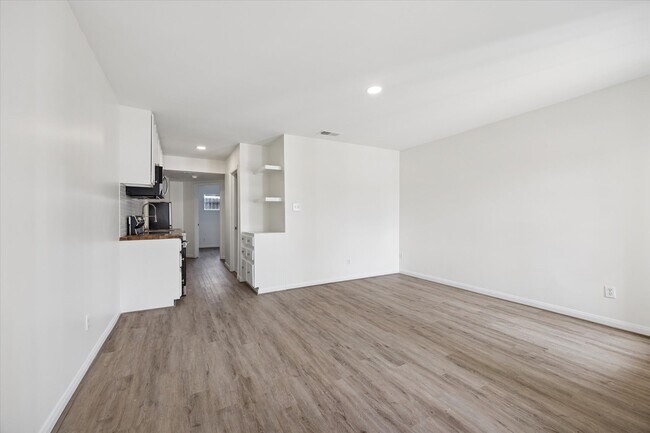 Photo - 1011 W 10th St Unit 2