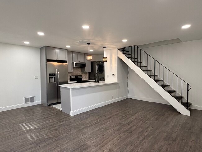 Building Photo - 5532 Spinnaker Dr Unit 2