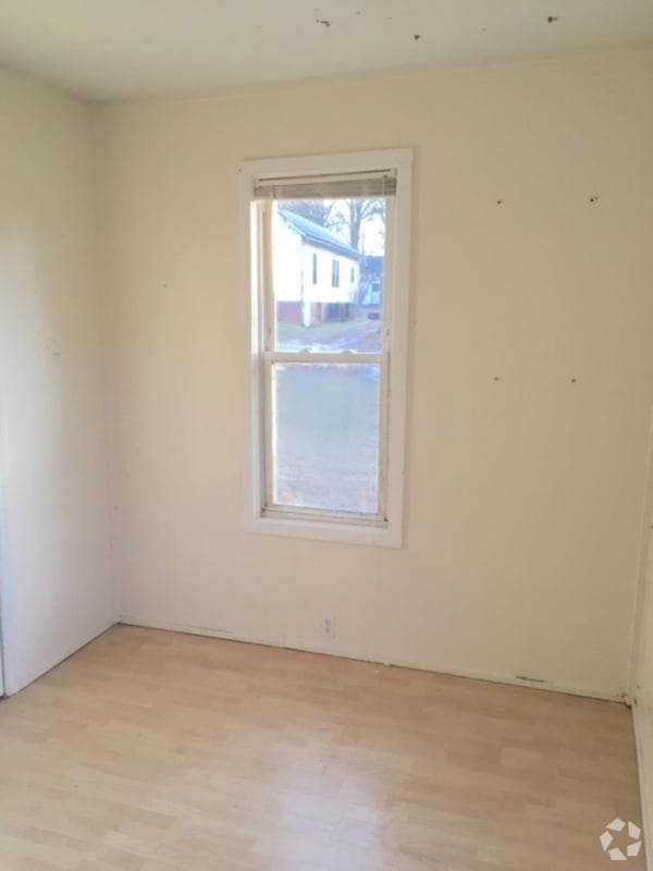 Building Photo - 906 Oval St Rental