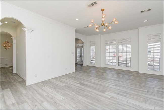 Photo - 5217 Blossom St