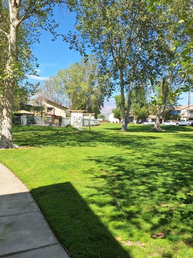 **Move in Special ** , 2 Bed / 1 Bath in t... - **Move in Special ** , 2 Bed / 1 Bath in t... Apartment Unit 39