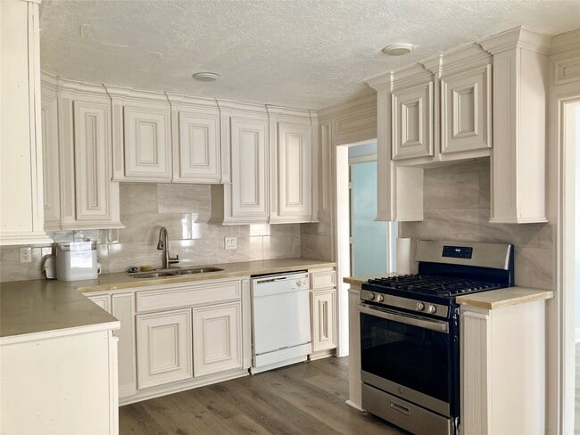 Photo - 331 Terminal St