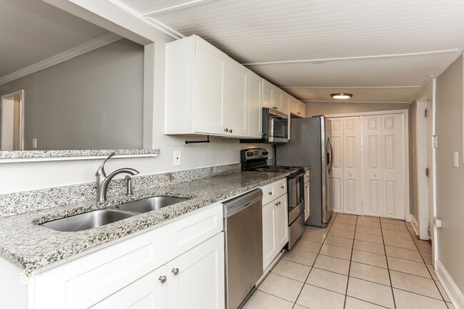 Photo - 884 Custer Ave SE