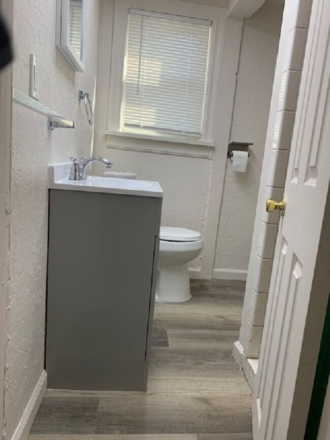 Photo - 306 NW 16th St Unit 306 NW 16th Upstairs