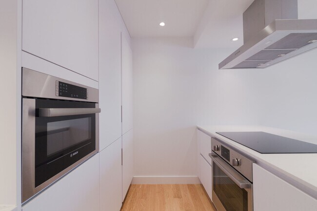 Photo - 4570 Chem. Queen Mary Unit 301