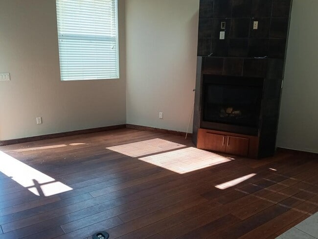 Photo - 915 Edith Blvd NE