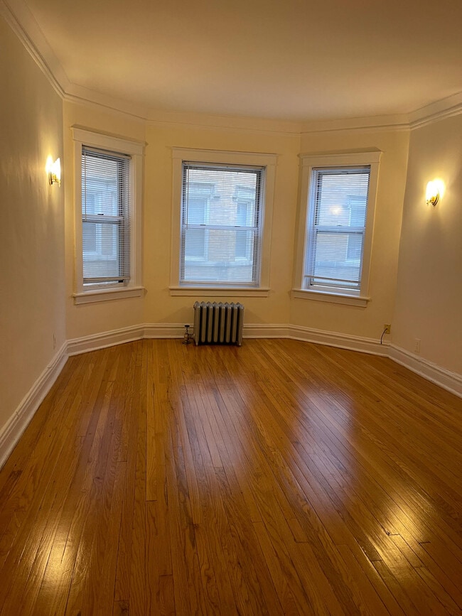 Building Photo - 6964 Sheridan N Rd Unit ONE BEDROOM- 3B