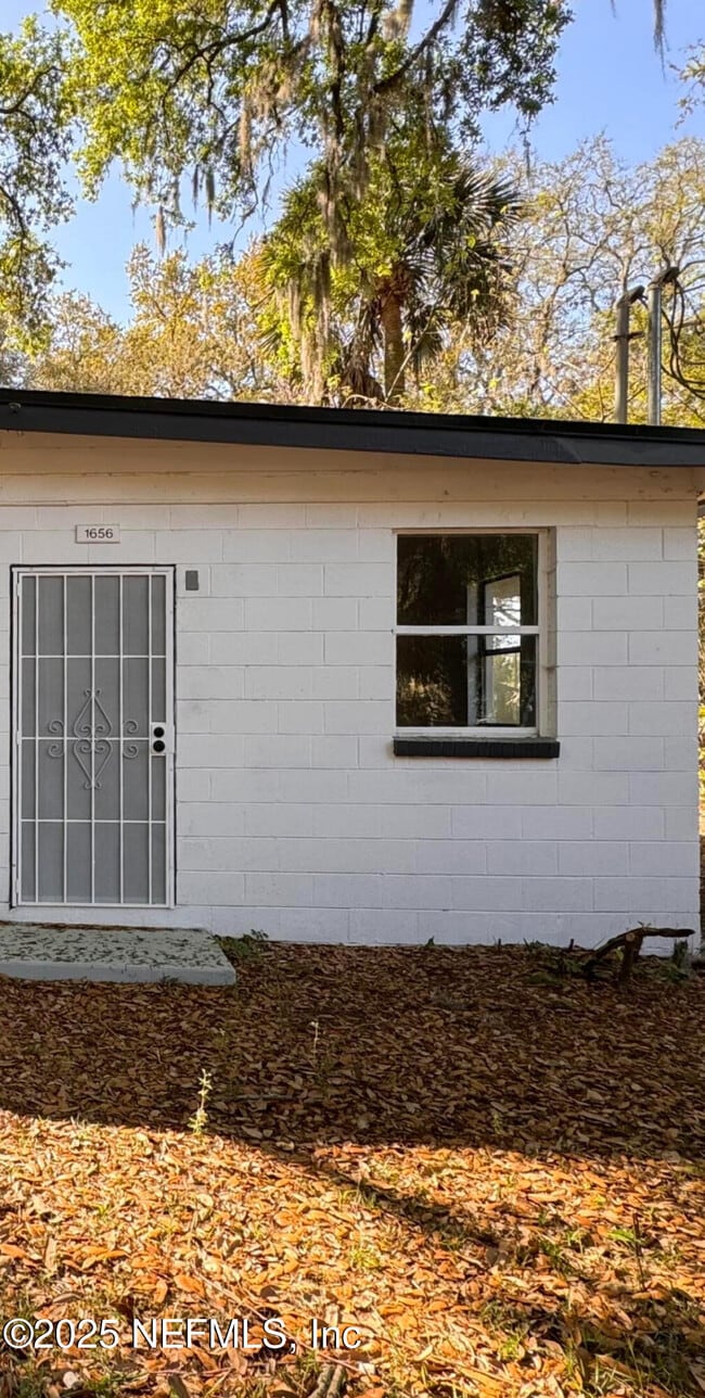 Photo - 1656 Winthrop St