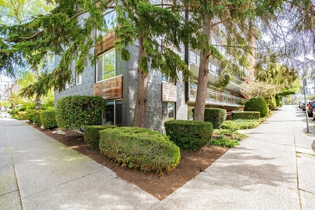 700 E Mercer