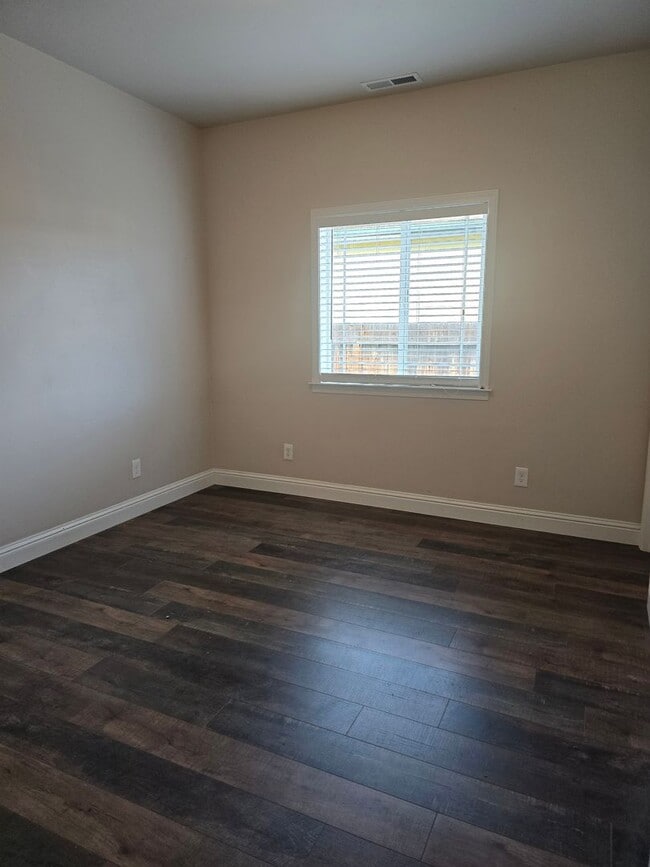 Photo - 1920 square foot single family home has 4 bedrooms and 2.0 bathrooms.