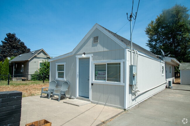Building Photo - 603 Military St Rental
