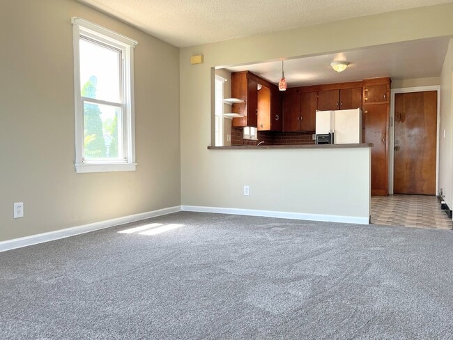 Building Photo - 100 Kamper Ave Unit 2 Rental