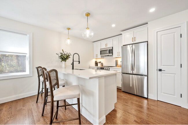 Photo - 404 Oxford St N