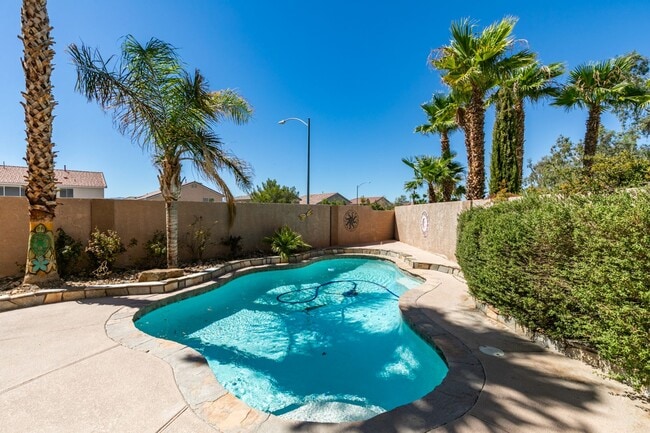 Building Photo - BEAUTIFUL POOL HOME W/RV