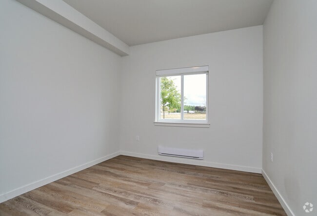 2BR, 1BA - 772SF