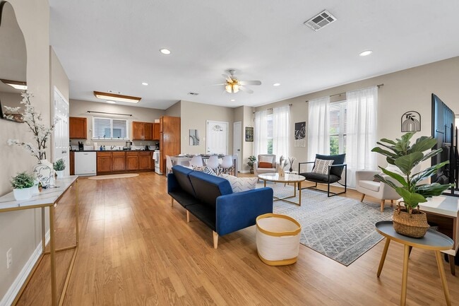 Photo - 1425 E James St Unidad A