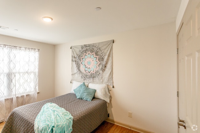 4BR, 4BA - 1100 SF
