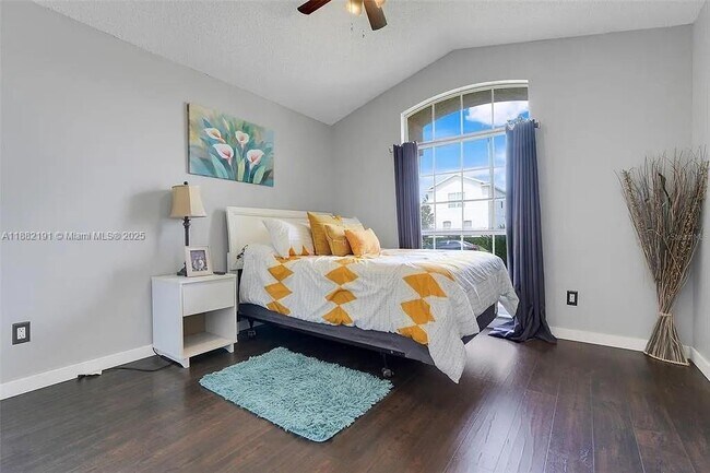 Photo - 915 Lockbreeze Dr