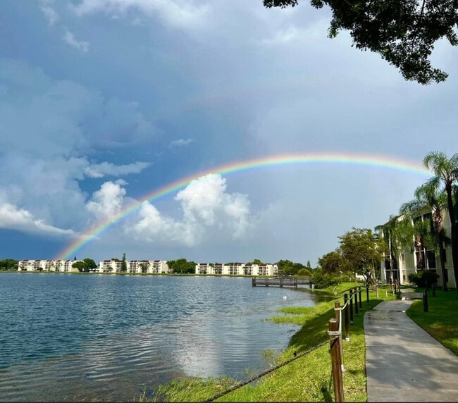 Building Photo - 118 Lake Emerald Dr Unit 406