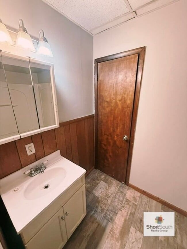 Updated 2 bed 1 bath main floor apartment