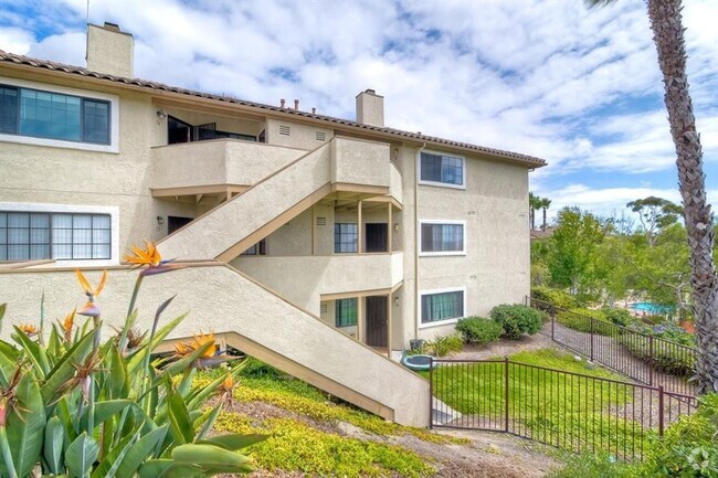 Building Photo - Updated Lower Level Condo in gated Vista W...