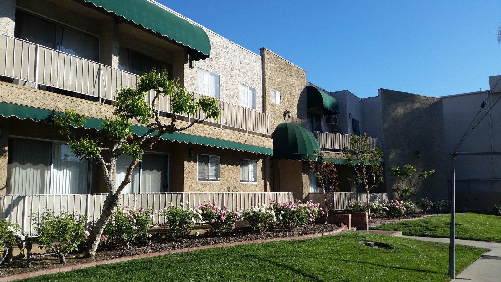 Clark Plaza - Clark Plaza Apartments