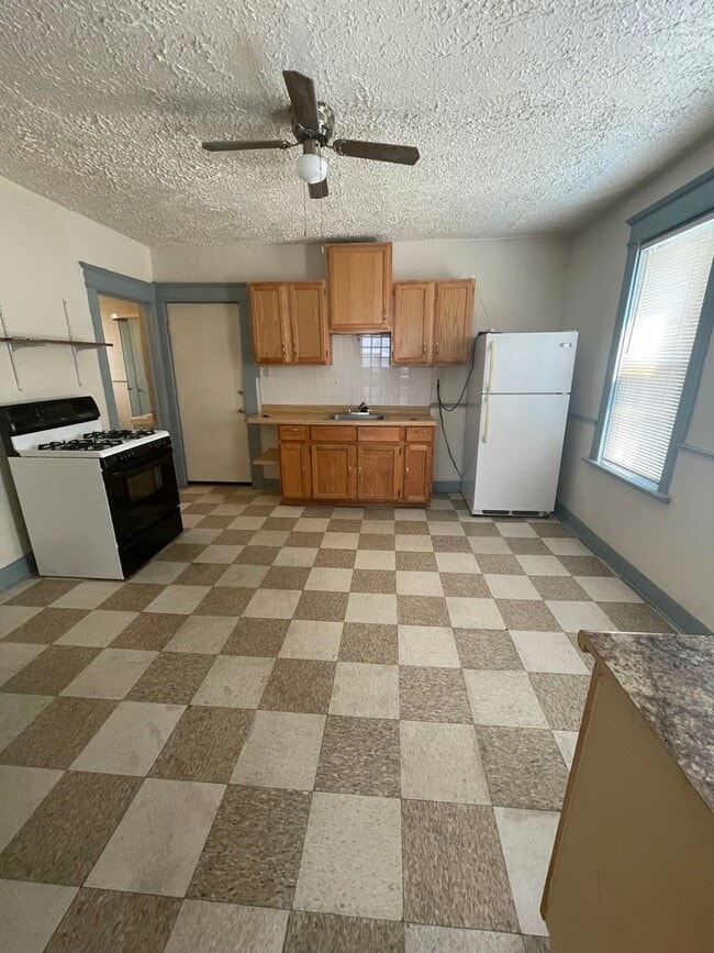 Building Photo - *30 Days of FREE RENT With SIGNED LEASE!* ... Unit #1 Lower Front Rental
