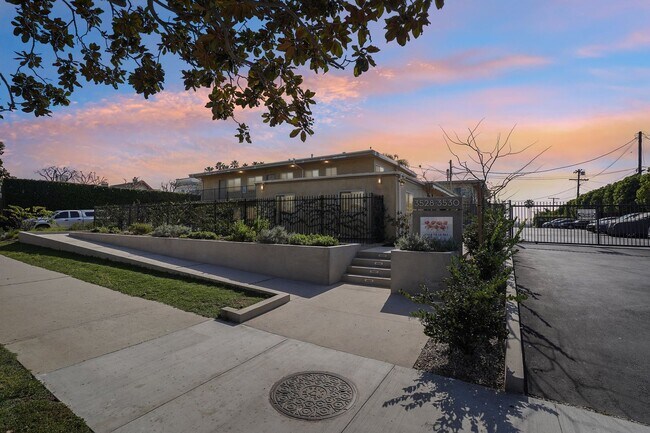 3528 W Adams Blvd