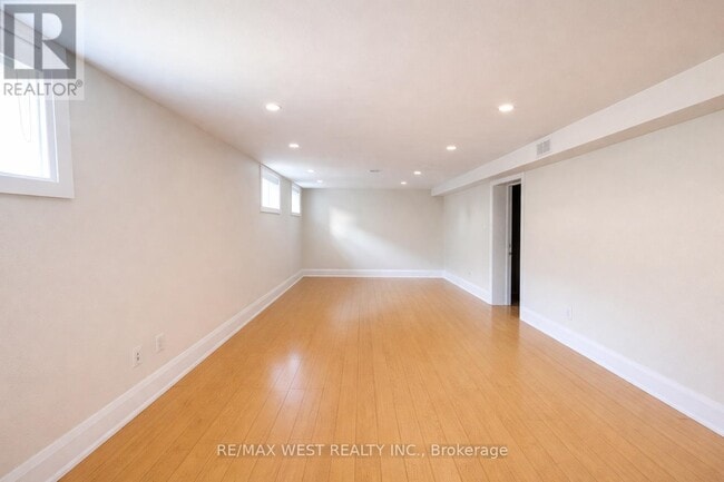 Photo - 32 Harrow Dr