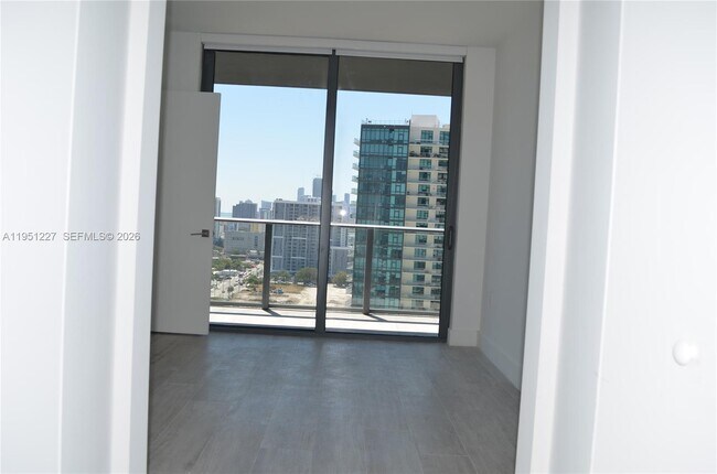 Photo - 121 NE 34th St Unidad 1803