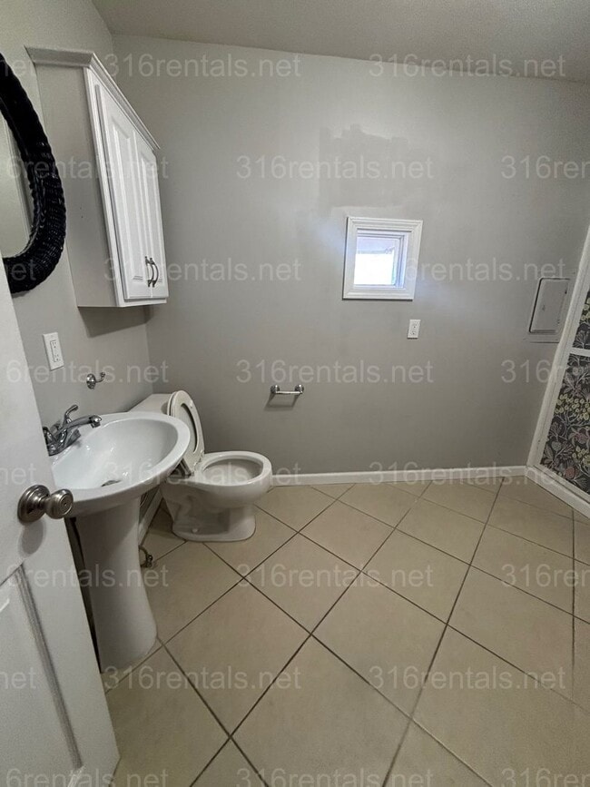 Photo - 3 bed 1 1/2 bath house available Now!!