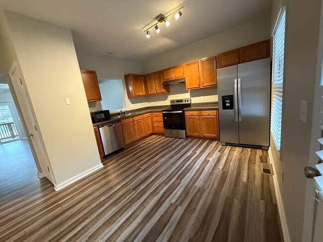 Building Photo - Townhome