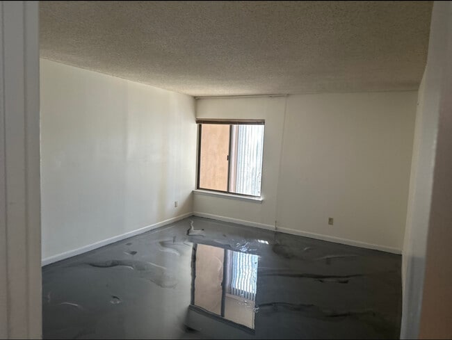 Dormitorio grande con vestidor - 9200 Edwards Way Unidad 1 Bedroom Util Included