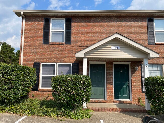 Building Photo - Cozy Townhome