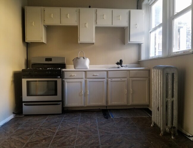 Photo - 1070 W Granville Ave