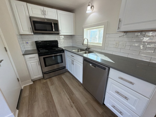 Building Photo - 8401 Peakview Dr