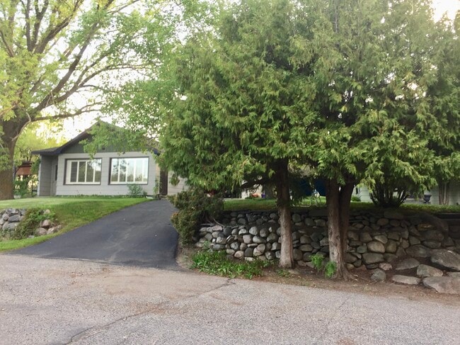 Building Photo - 202 Division St S