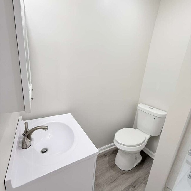 2021 Hampton Ave Unidad Floor 2