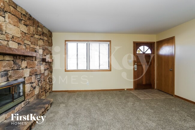 Photo - 915 Camelot Dr