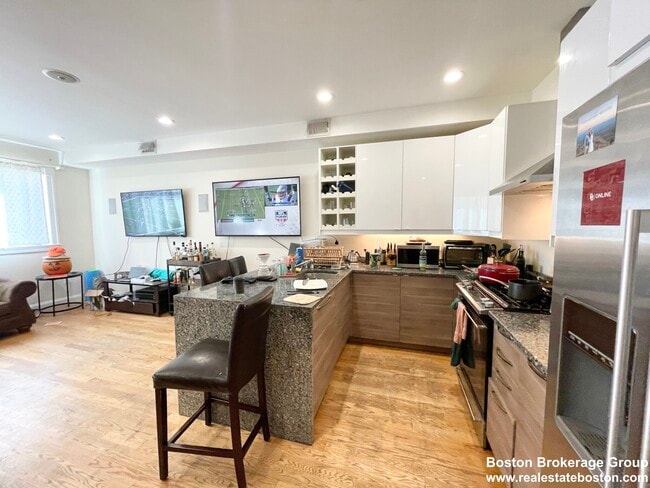 Photo - 275 Dorchester St