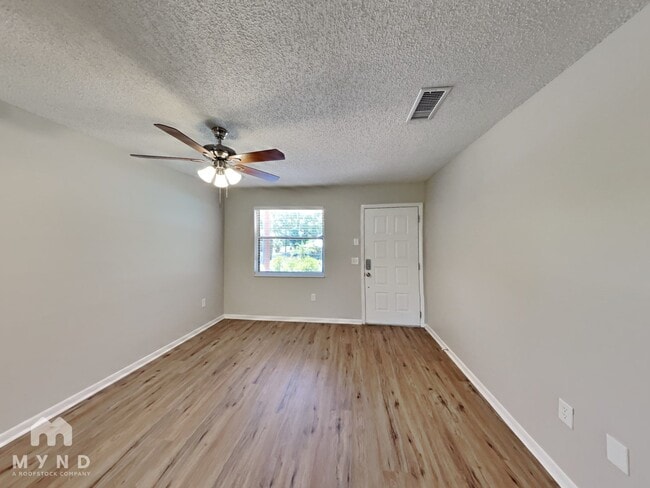 Photo - 132 E Poinsettia St