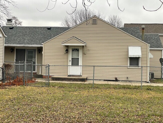 Building Photo - 1804 Cranston Rd Unit B