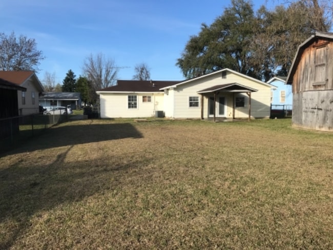 Photo - 204 Meadow Ln